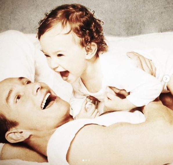 Mia de bebé con su papá Erik Rubin