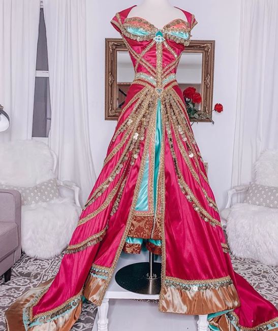 Papá diseñador hace vestidos de Princesas Disney