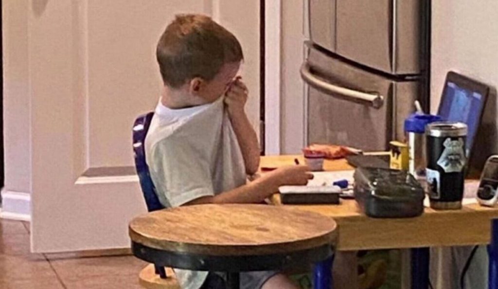 niño llora pantalla clases virtuales