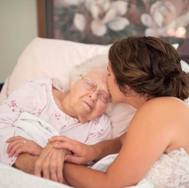 Joven se viste de novia y visita a su abuelita enferma en el hospital