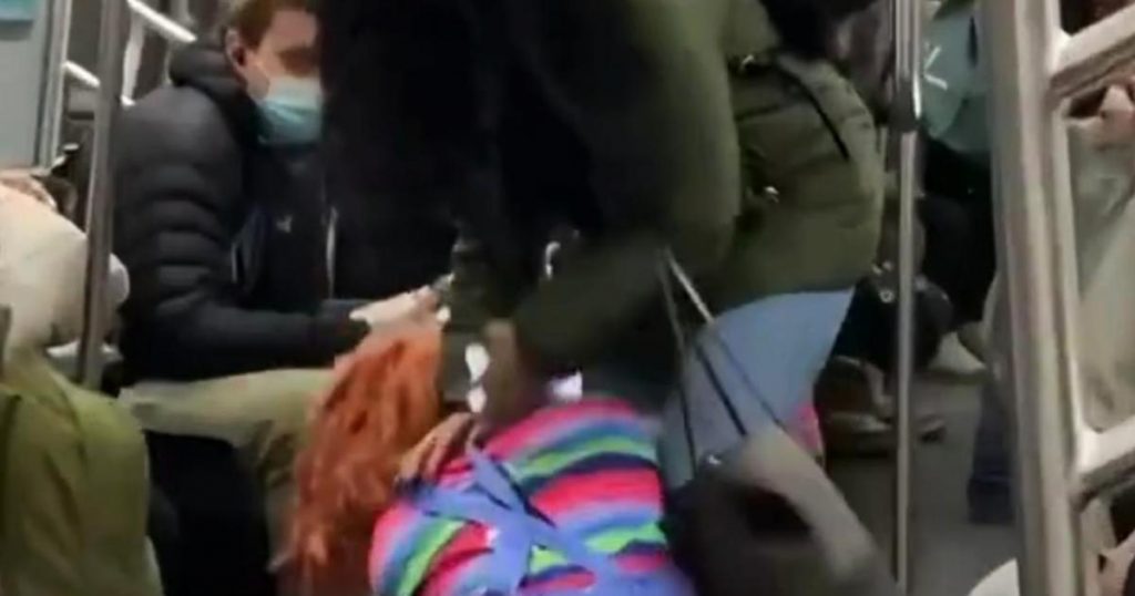 Chucky-ataca-mujer-sin-cubrebocas-metro-Nueva-York-2